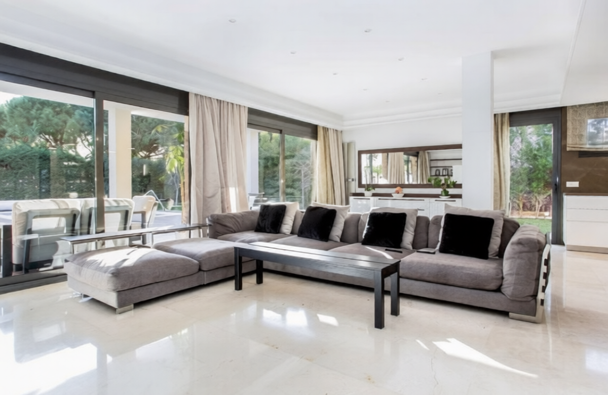 Исключительная вилла на второй линии моря в престижном поселке Гава Мар