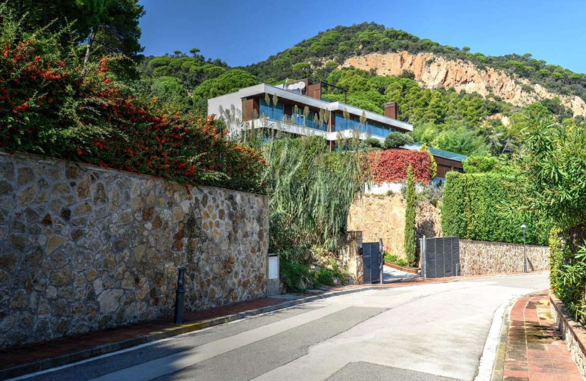 Премиальная вилла на первой линии моря в Сант Фелиу де Гишольс