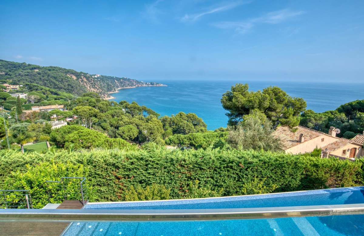 Премиальная вилла на первой линии моря в Сант Фелиу де Гишольс