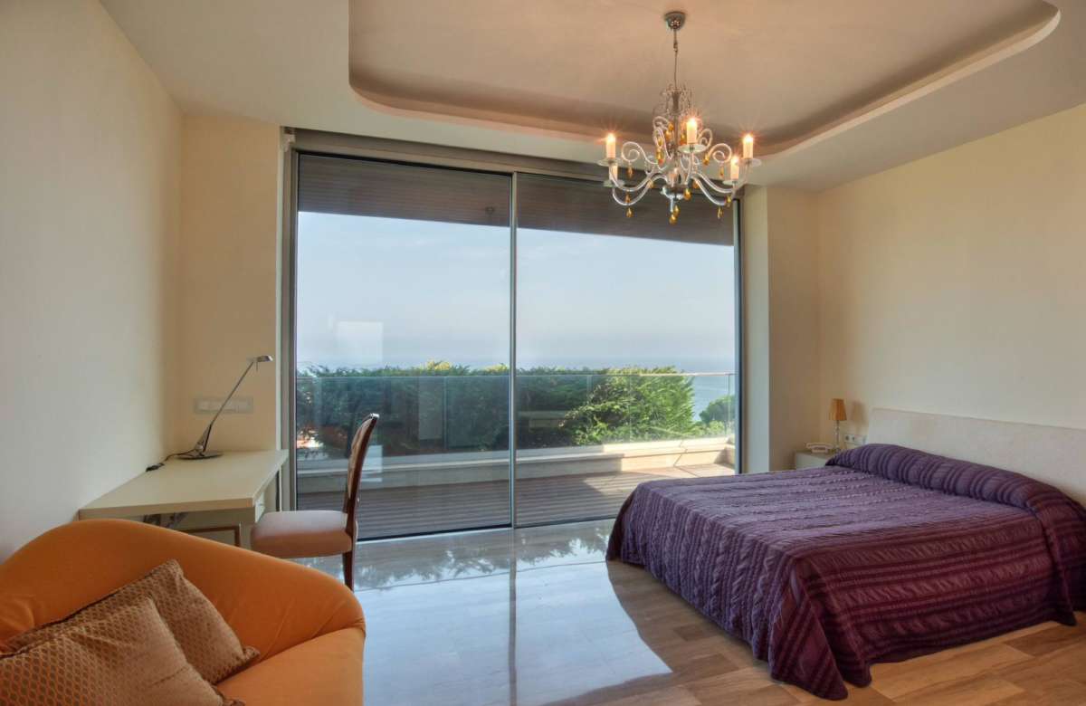 Премиальная вилла на первой линии моря в Сант Фелиу де Гишольс