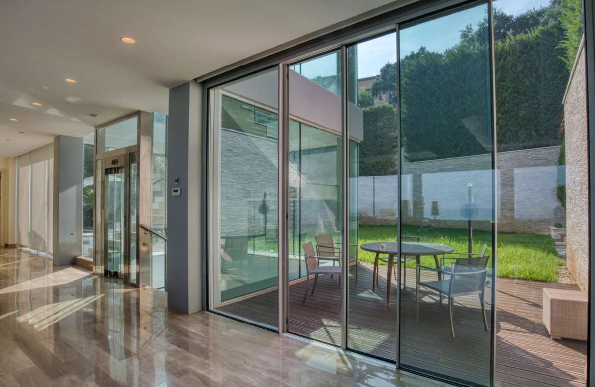 Премиальная вилла на первой линии моря в Сант Фелиу де Гишольс