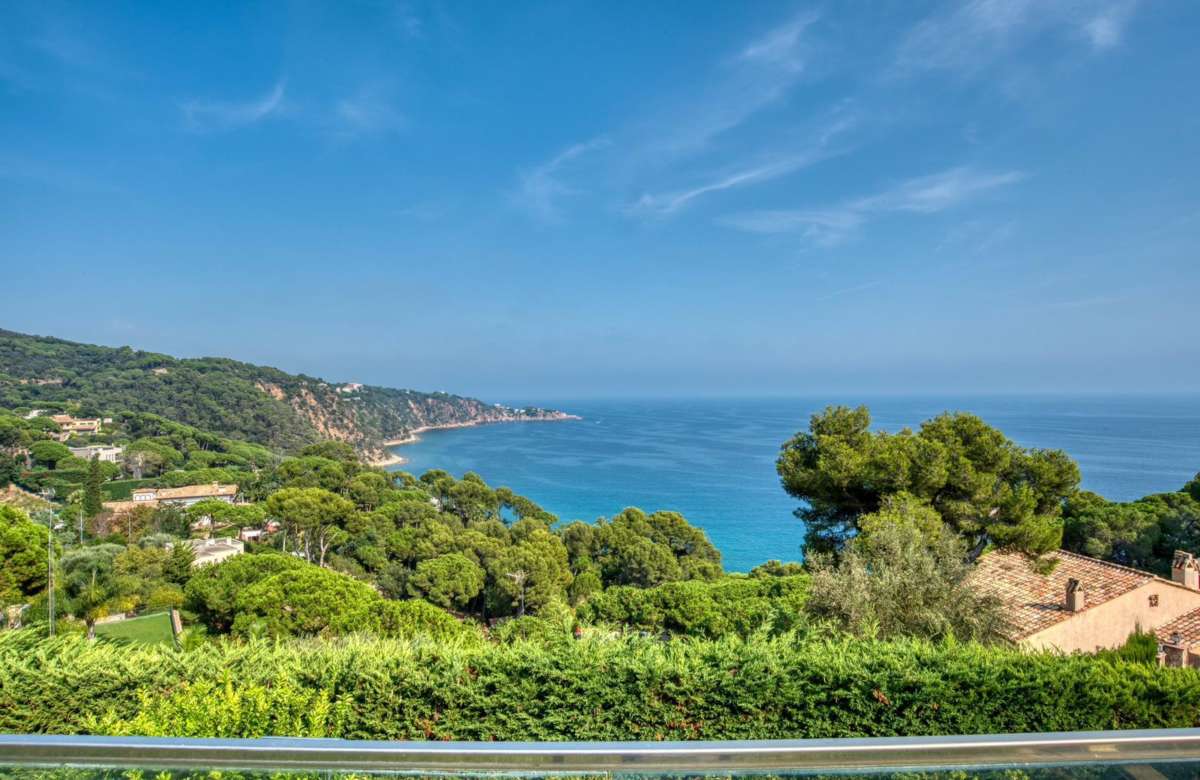 Премиальная вилла на первой линии моря в Сант Фелиу де Гишольс