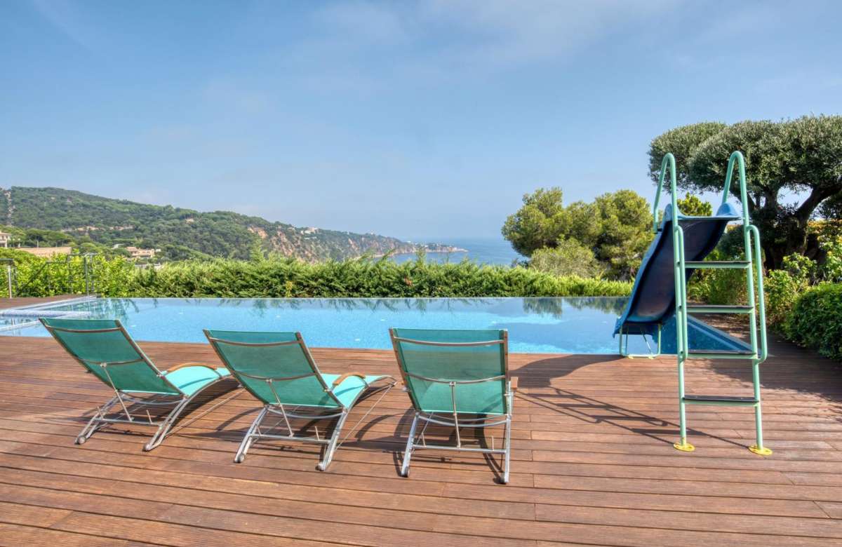 Премиальная вилла на первой линии моря в Сант Фелиу де Гишольс