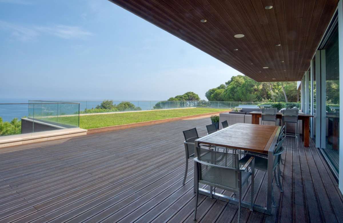 Премиальная вилла на первой линии моря в Сант Фелиу де Гишольс