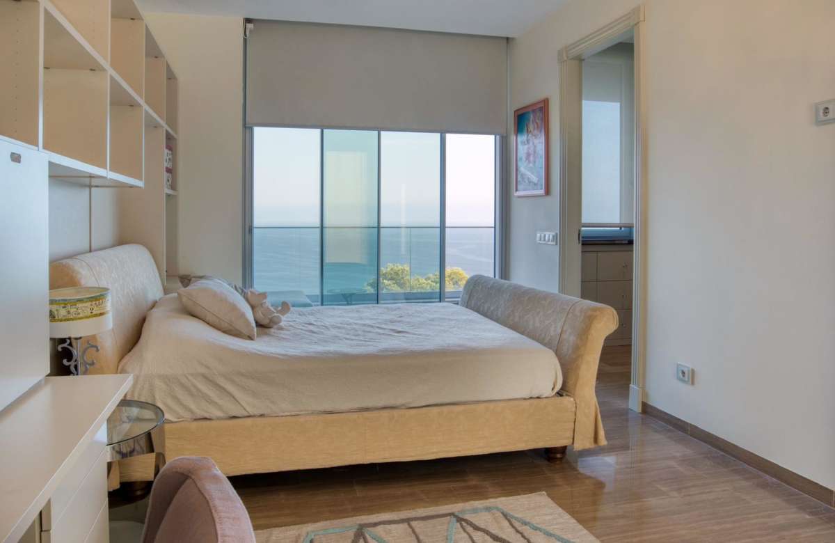 Премиальная вилла на первой линии моря в Сант Фелиу де Гишольс