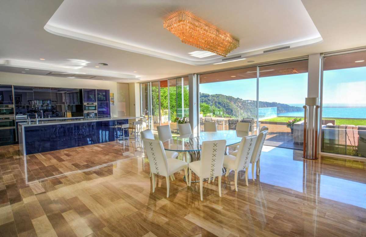 Премиальная вилла на первой линии моря в Сант Фелиу де Гишольс