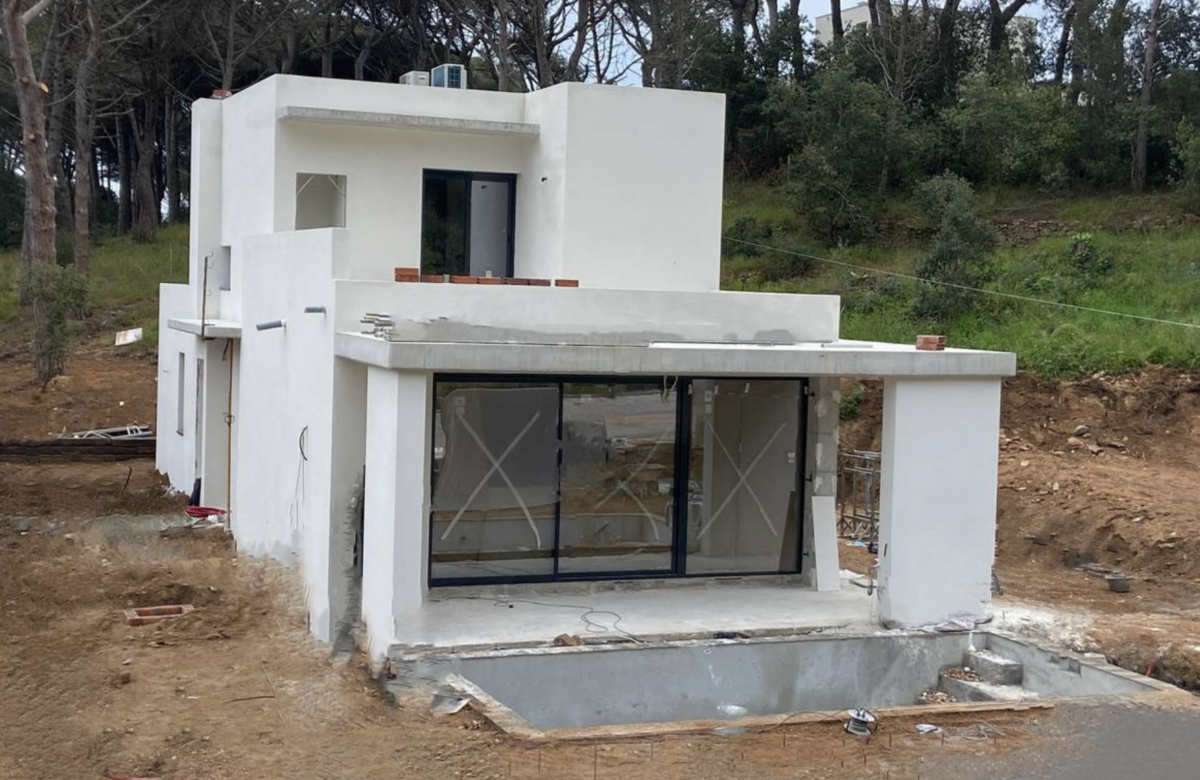 Великолепный новый дом в пешей доступности от пляжа в Сан Фелиу де Гишольс