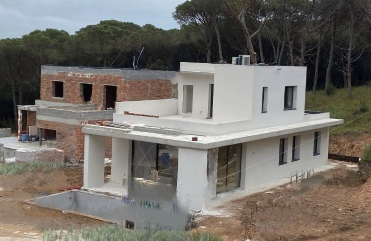 Великолепный новый дом в пешей доступности от пляжа в Сан Фелиу де Гишольс