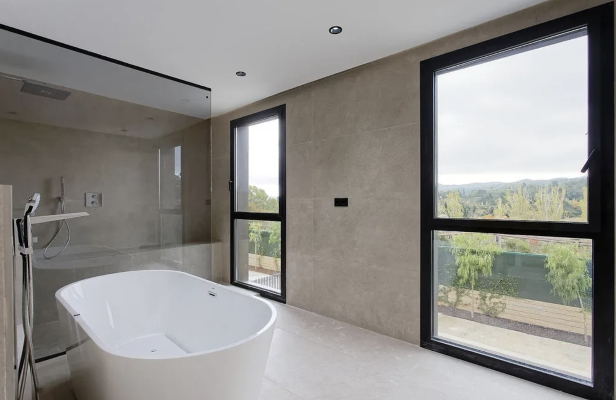 Великолепная вилла в городке Sant Cugat del Vallès