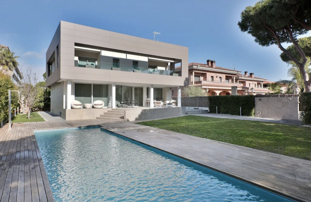 Премиальная вилла на второй линии моря в Гава Мар