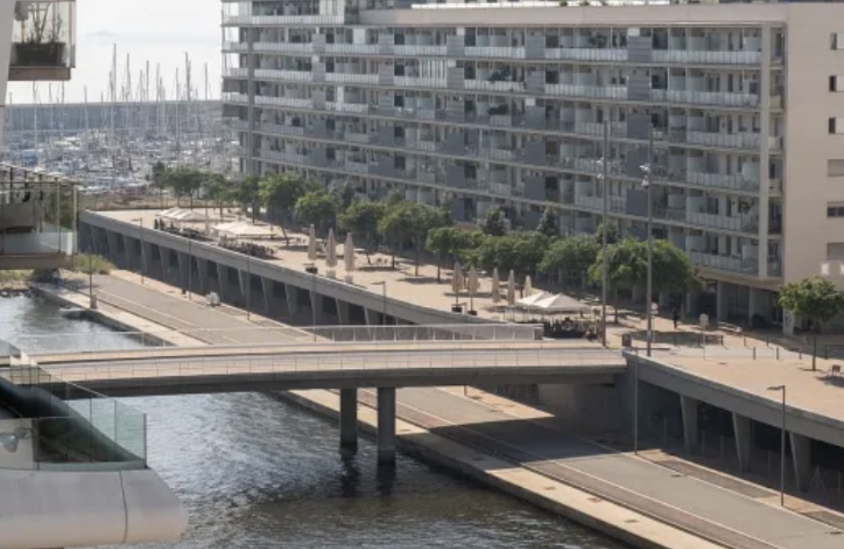 Закрытый жк в 5 минутах ходьбы от пляжа в Бадалона Марина