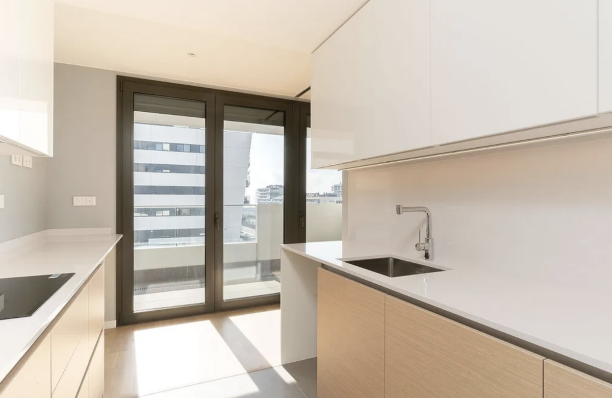 Закрытый жк в 5 минутах ходьбы от пляжа в Бадалона Марина