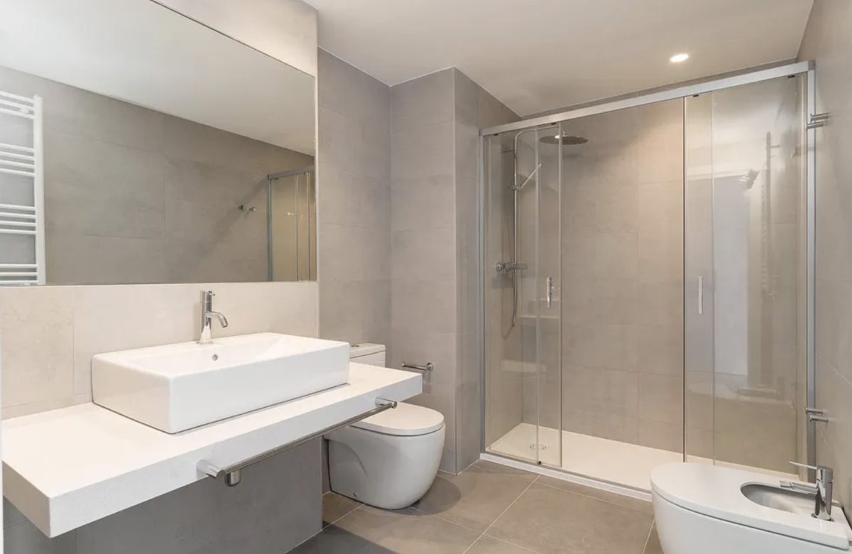 Закрытый жк в 5 минутах ходьбы от пляжа в Бадалона Марина