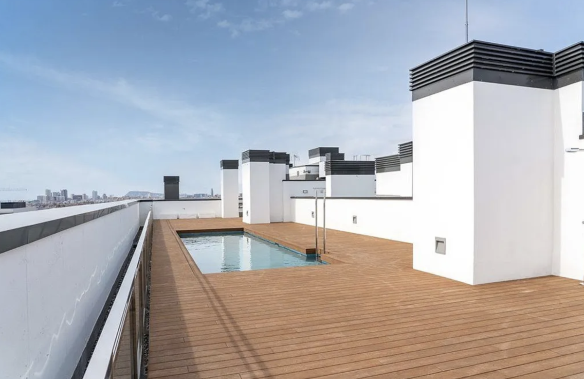 Закрытый жк в 5 минутах ходьбы от пляжа в Бадалона Марина