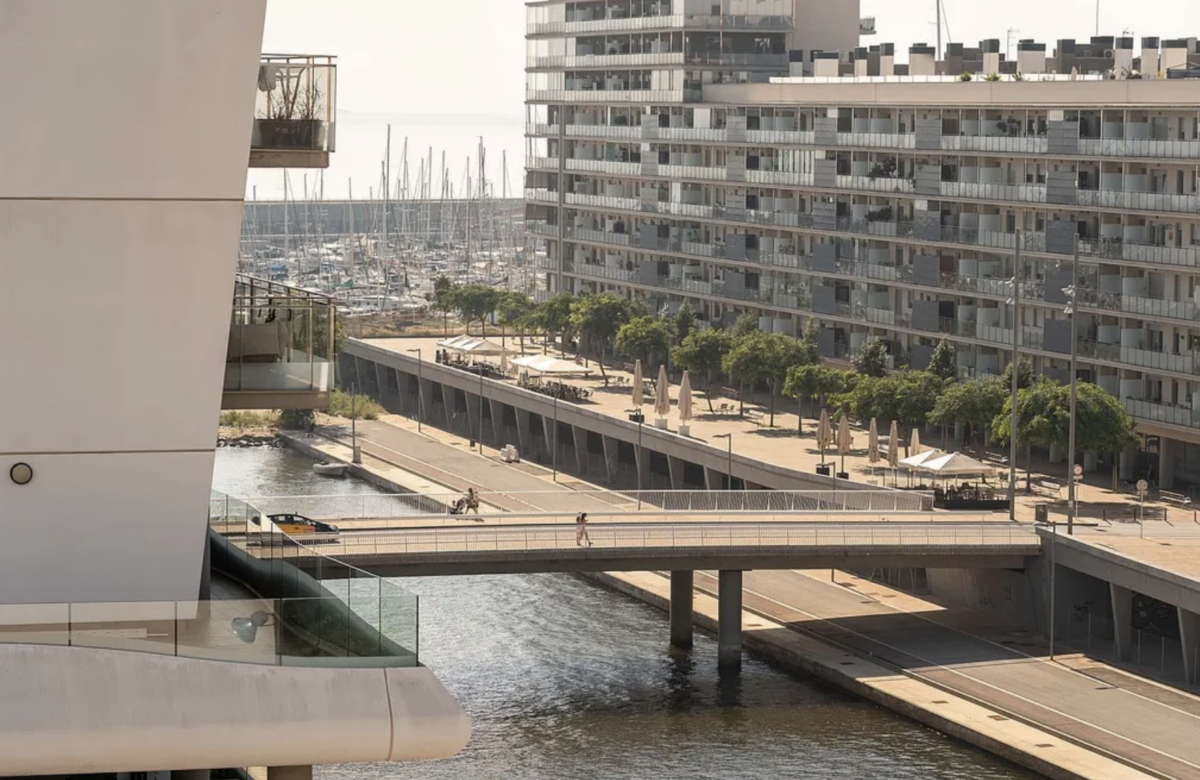 Закрытый жк в 5 минутах ходьбы от пляжа в Бадалона Марина