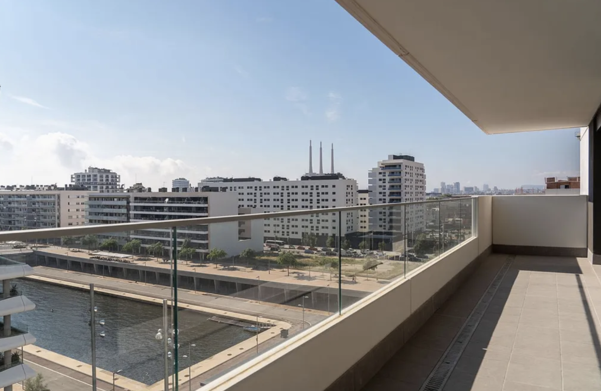 Закрытый жк в 5 минутах ходьбы от пляжа в Бадалона Марина