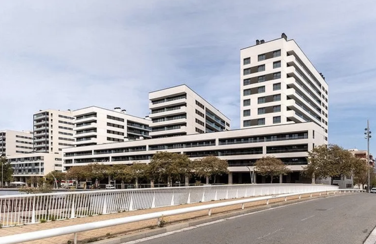 Закрытый жк в 5 минутах ходьбы от пляжа в Бадалона Марина