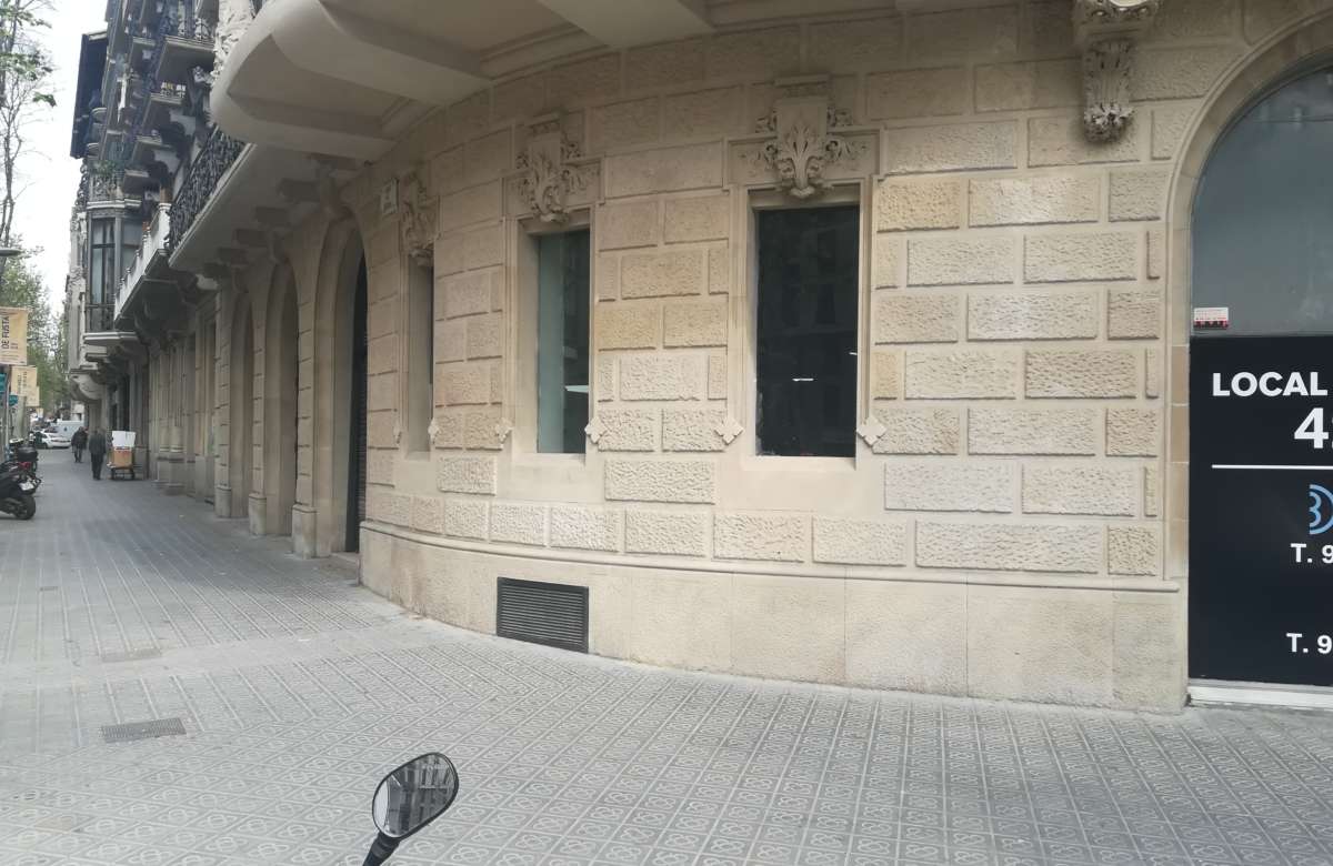Коммерческое помещение в модернистском здании на улице Girona