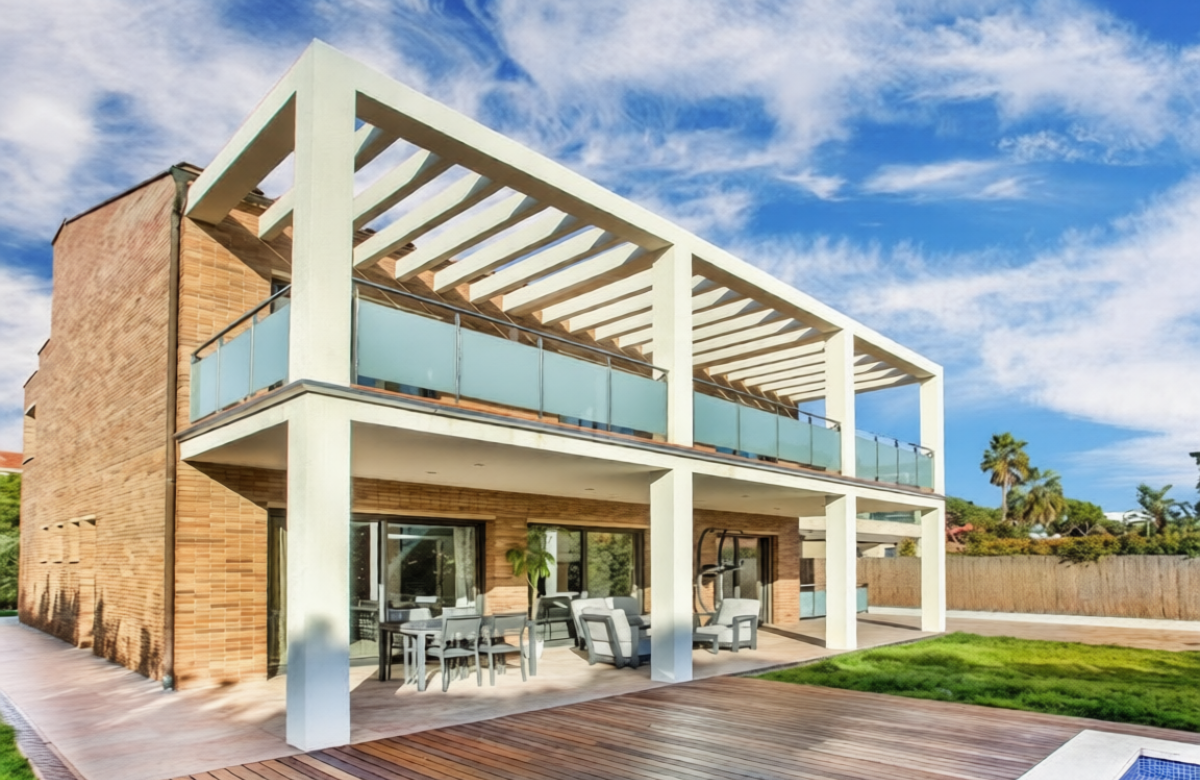 Исключительная вилла на второй линии моря в престижном поселке Гава Мар