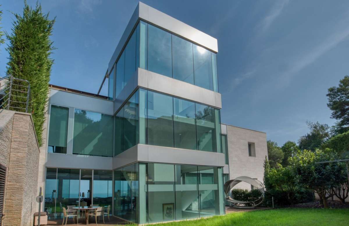 Премиальная вилла на первой линии моря в Сант Фелиу де Гишольс