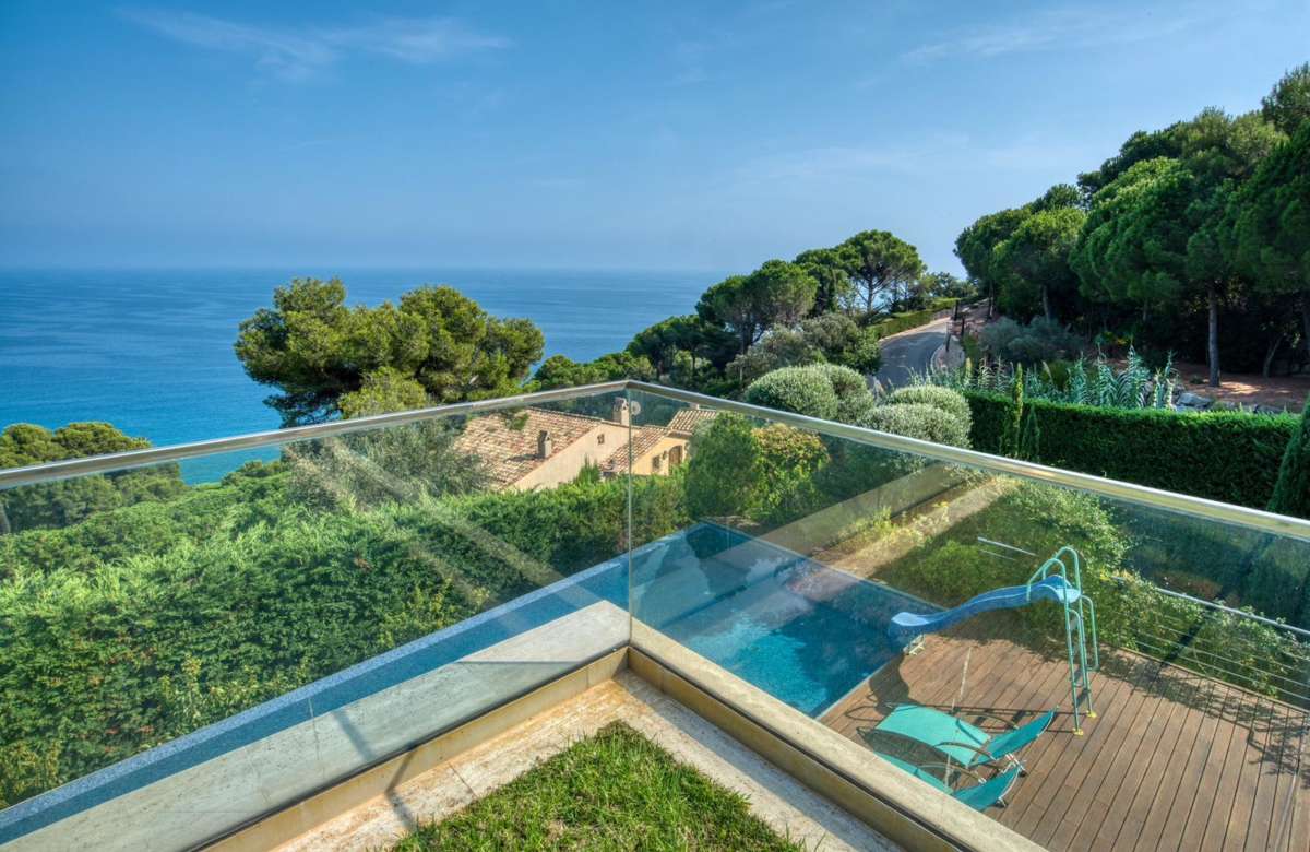 Премиальная вилла на первой линии моря в Сант Фелиу де Гишольс