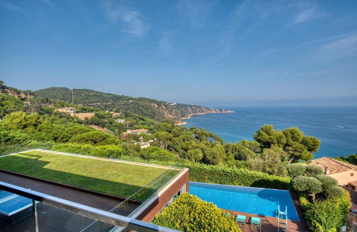 Премиальная вилла на первой линии моря в Сант Фелиу де Гишольс