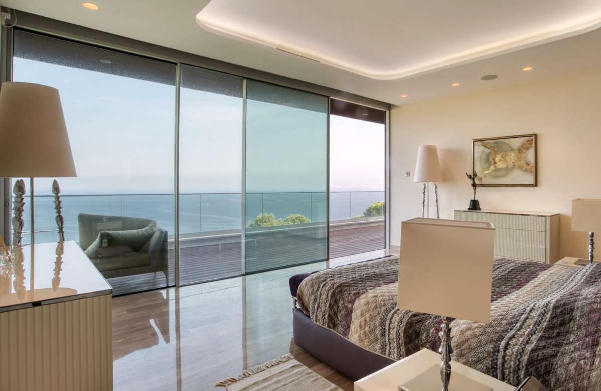 Премиальная вилла на первой линии моря в Сант Фелиу де Гишольс