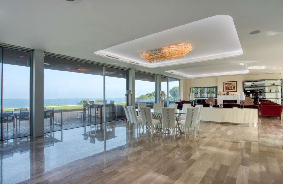 Премиальная вилла на первой линии моря в Сант Фелиу де Гишольс