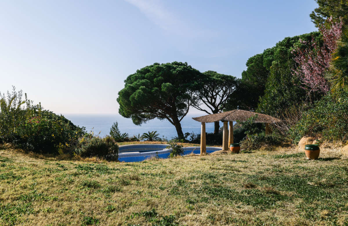 Квартира с бассейном и садом на побережье Коста Брава
