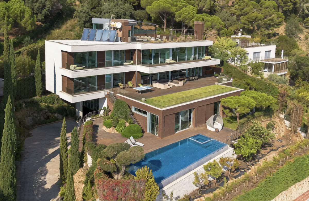 Премиальная вилла на первой линии моря в Сант Фелиу де Гишольс