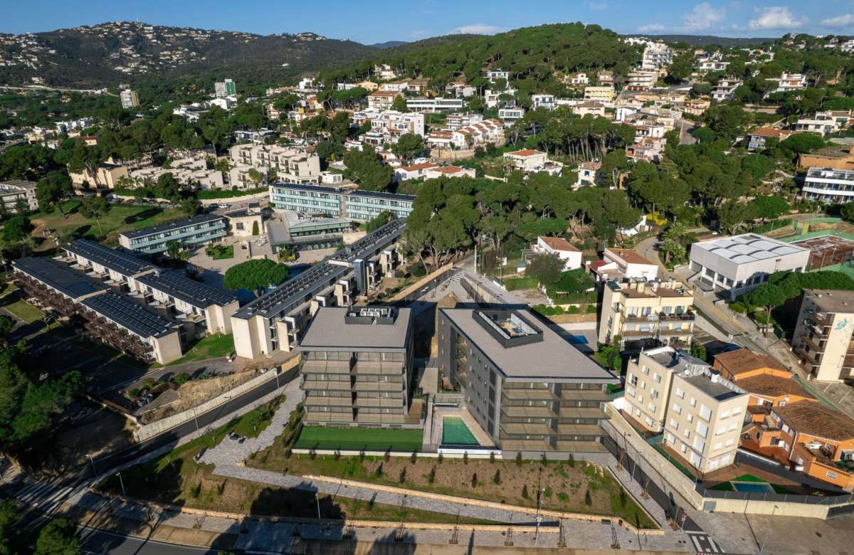 Премиальный закрытый жилой комплекс в Калонже на второй линии моря