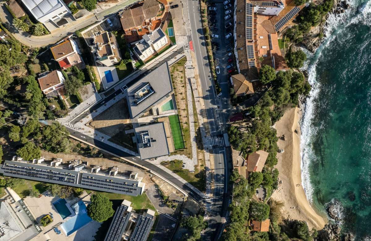 Премиальный закрытый жилой комплекс в Калонже на второй линии моря