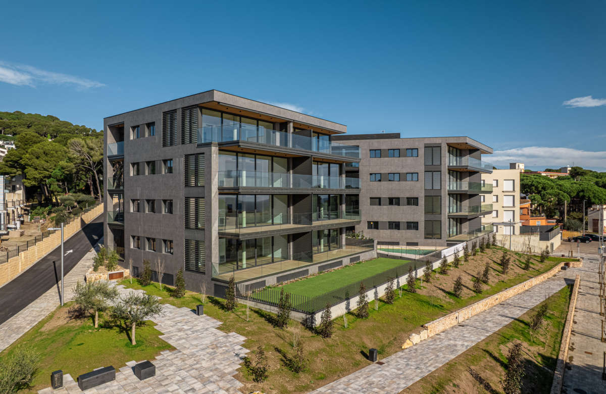 Премиальный закрытый жилой комплекс в Калонже на второй линии моря