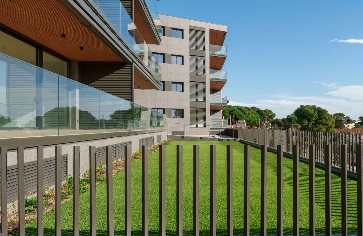 Премиальный закрытый жилой комплекс в Калонже на второй линии моря