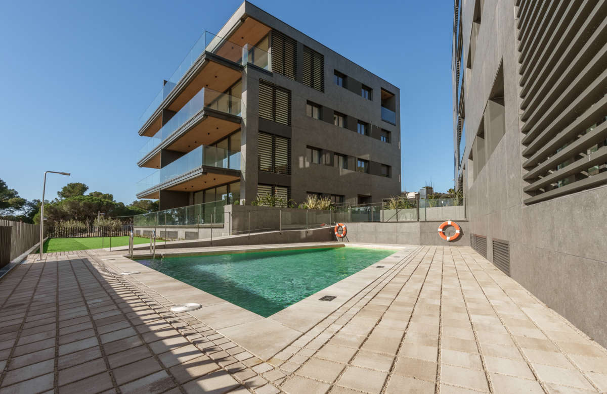 Премиальный закрытый жилой комплекс в Калонже на второй линии моря