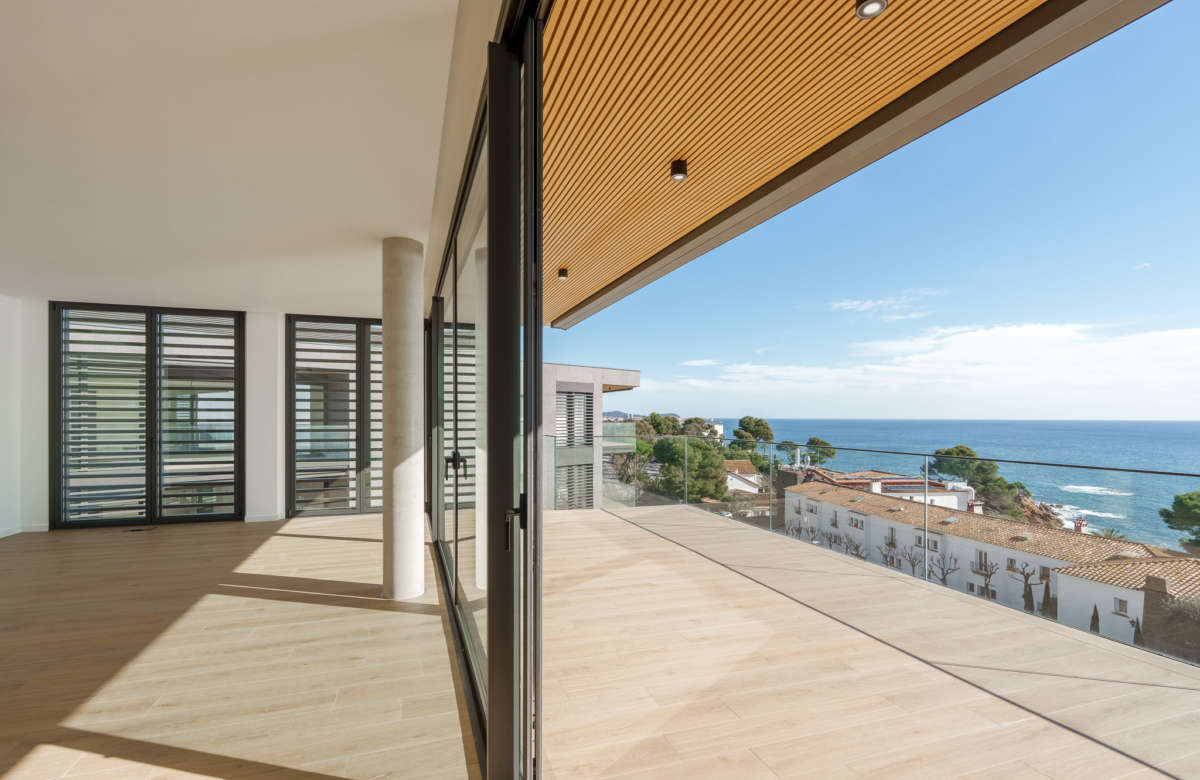 Премиальный закрытый жилой комплекс в Калонже на второй линии моря