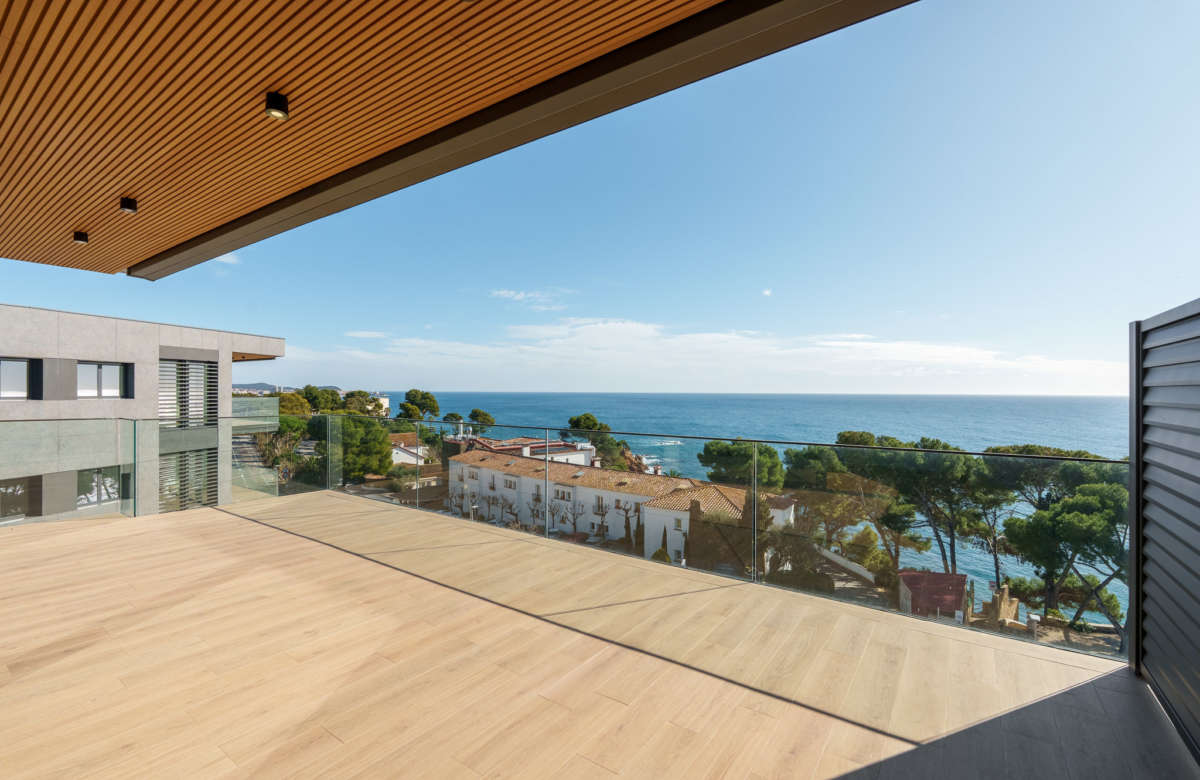 Премиальный закрытый жилой комплекс в Калонже на второй линии моря