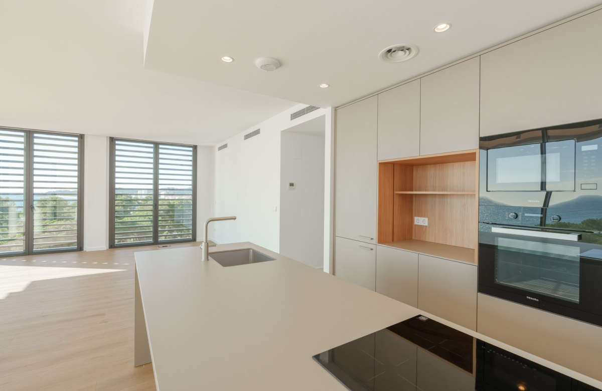 Премиальный закрытый жилой комплекс в Калонже на второй линии моря