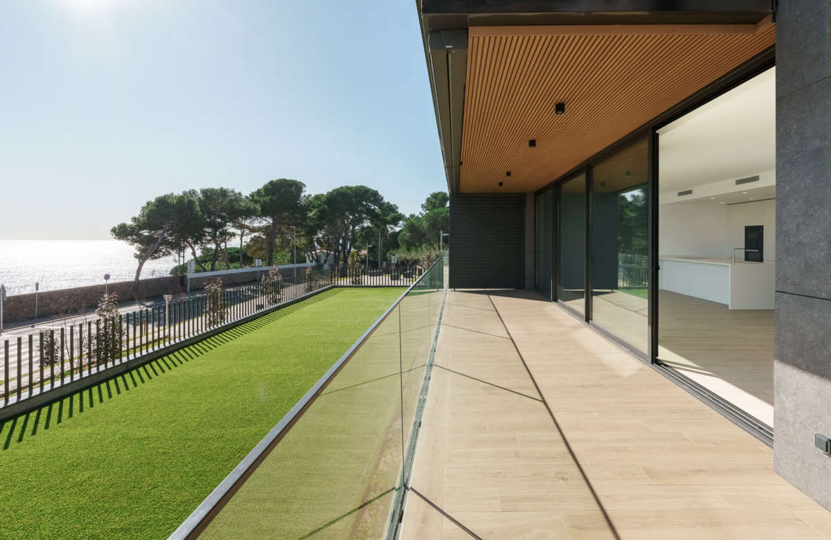 Премиальный закрытый жилой комплекс в Калонже на второй линии моря