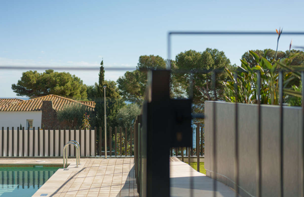 Премиальный закрытый жилой комплекс в Калонже на второй линии моря