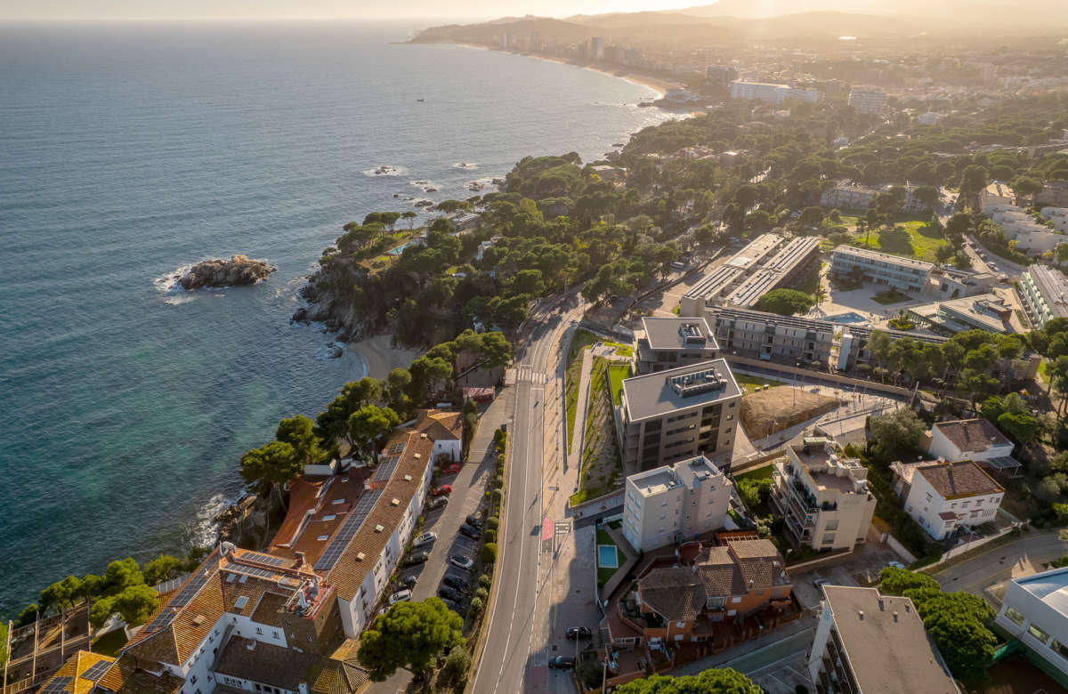 Премиальный закрытый жилой комплекс в Калонже на второй линии моря