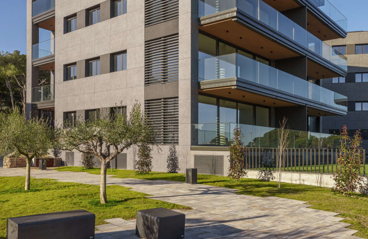 Премиальный закрытый жилой комплекс в Калонже на второй линии моря