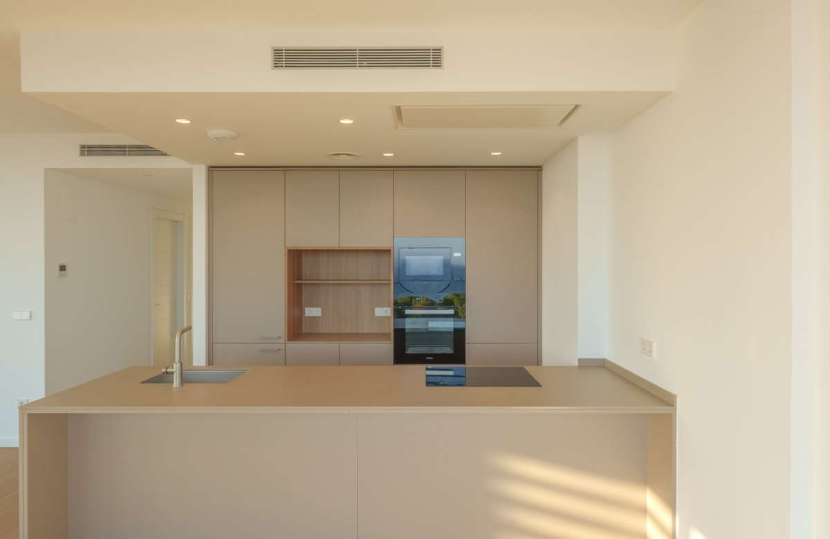 Премиальный закрытый жилой комплекс в Калонже на второй линии моря