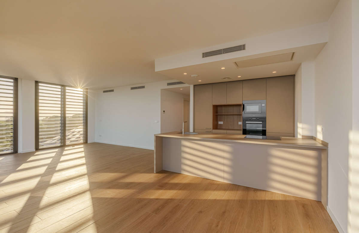 Премиальный закрытый жилой комплекс в Калонже на второй линии моря