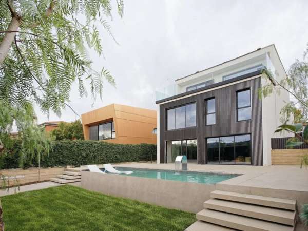 Великолепная вилла в городке Sant Cugat del Vallès