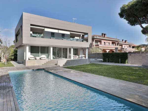 Премиальная вилла на второй линии моря в Гава Мар