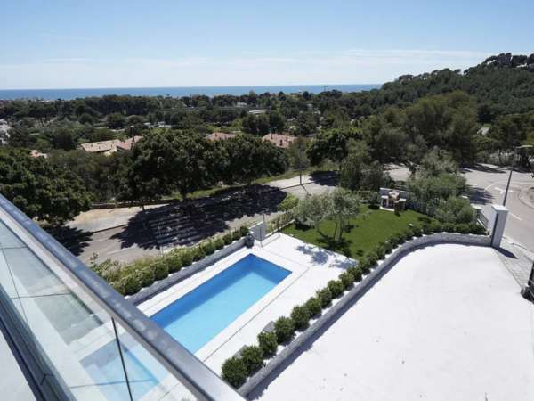 Роскошная вилла новой постройки в Кастельдефельс