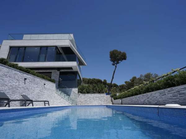 Роскошная вилла новой постройки в Кастельдефельс