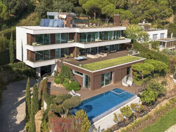 Премиальная вилла на первой линии моря в Сант Фелиу де Гишольс