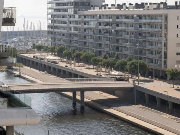 Закрытый жк в 5 минутах ходьбы от пляжа в Бадалона Марина